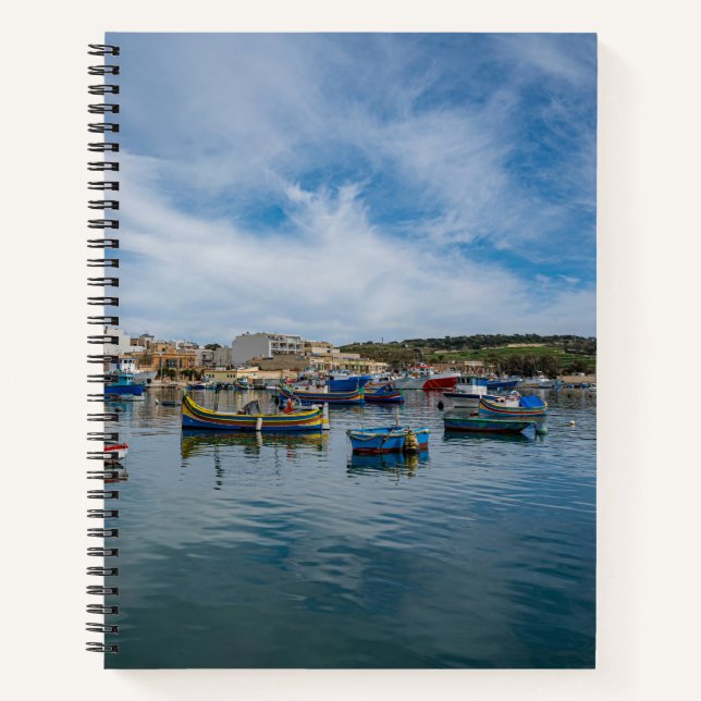 Traditionelle bunte Fischerboote im Hafen Notizbuch (Vorderseite)