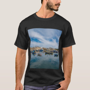 Traditionelle bunte Fischerboote im Hafen T-Shirt
