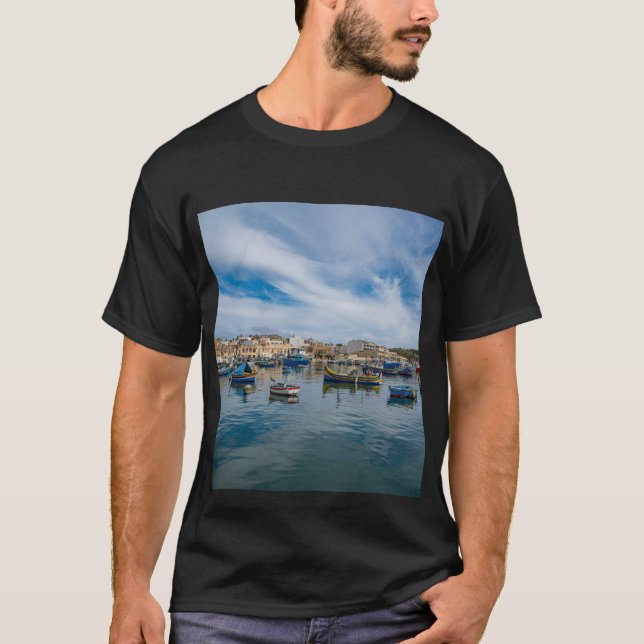 Traditionelle bunte Fischerboote im Hafen T-Shirt (Vorderseite)