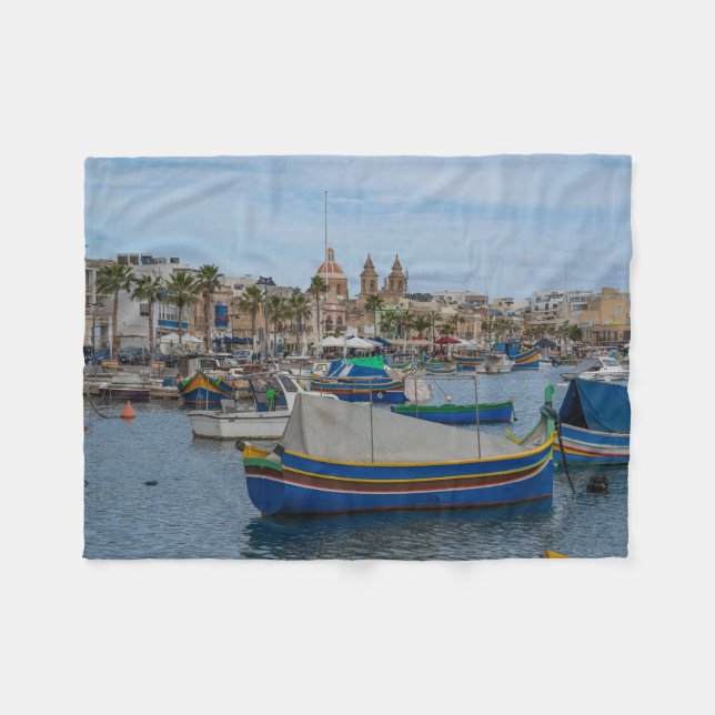 Traditionelle bunte Fischerboote in Malta Fleecedecke (Vorderseite (Horizontal))