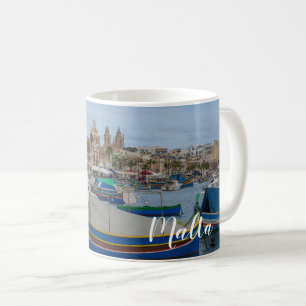Traditionelle bunte Fischerboote in Malta Kaffeetasse