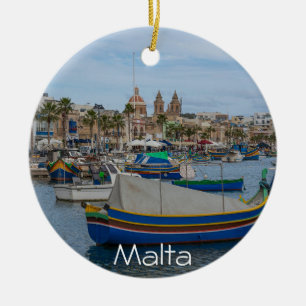 Traditionelle bunte Fischerboote in Malta Keramik Ornament