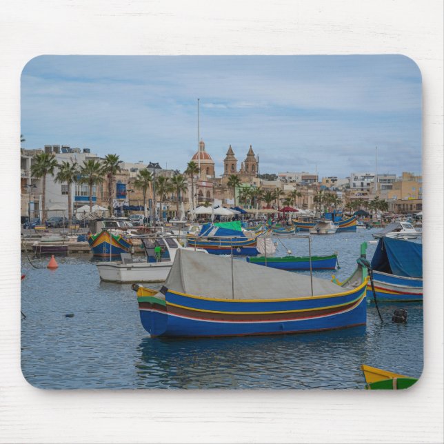 Traditionelle bunte Fischerboote in Malta Mousepad (Vorne)