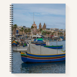 Traditionelle bunte Fischerboote in Malta Notizbuch