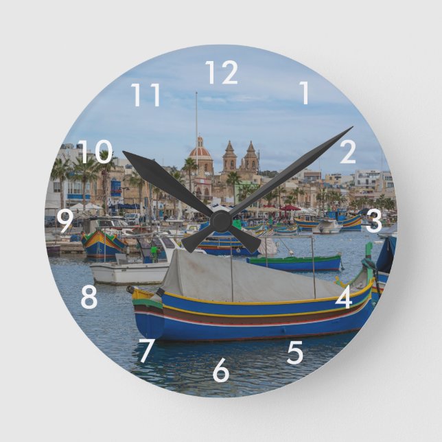 Traditionelle bunte Fischerboote in Malta Runde Wanduhr (Vorderseite)