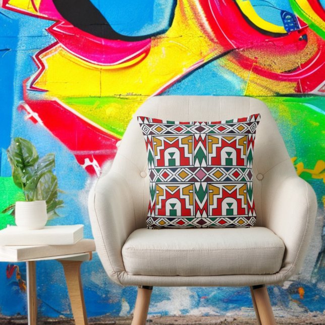 Traditionelle, farbenfrohe afrikanische Stammeskun Kissen (Traditional Colorful African Tribe Native Art Throw Pillow On A Chair Colorful Backdrop)