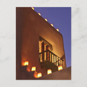 Traditionelle Farolitos beleuchten Adobe-Strukture Postkarte