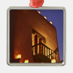 Traditionelle Farolitos beleuchten Lehmstrukturen Ornament Aus Metall