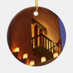 Traditionelle Farolitos erhellen Adobe-Strukturen Keramikornament