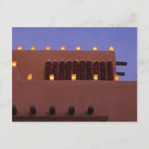 Traditionelle Farolitos erhellen Adobe-Strukturen Postkarte
