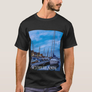 Traditionelle Fischerstadt Nachtszene. T-Shirt