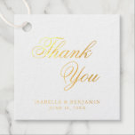 Traditionelle formelle Hochzeit Geschenkanhänger<br><div class="desc">Elegante typografische Gastgeschenk Hochzeit Tags mit einem einfachen Design mit der Meldung "Danke" in der Kalligraphie und Ihre Namen und Datum unten. Alle Designelemente sind in realer Goldfolie auf weißem Hintergrund. Diese extravaganten Tags sind ideal für eine feierliche Hochzeit und fügen eine klassische Touch zu Ihren Favoriten hinzu.</div>