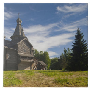 Traditionelle hölzerne russisch-orthodoxe Kirche Fliese