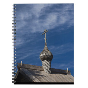 Traditionelle hölzerne russisch-orthodoxe Kirche Notizblock