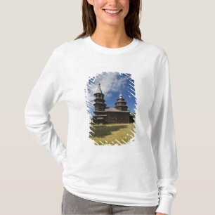 Traditionelle hölzerne russisch-orthodoxe Kirche T-Shirt