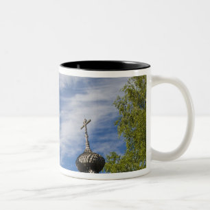 Traditionelle hölzerne russisch-orthodoxe Kirche Zweifarbige Tasse