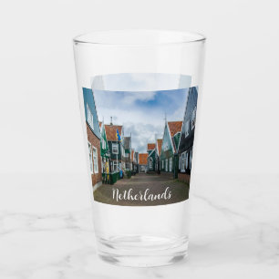 Traditionelle Holzhäuser in Marken Glas