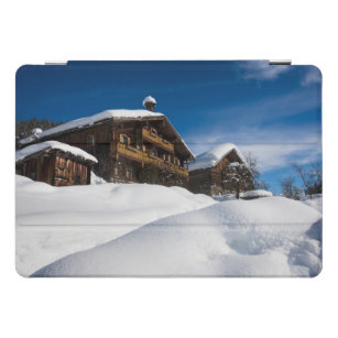 Traditionelle Holzhütten im Schnee iPad Pro Cover
