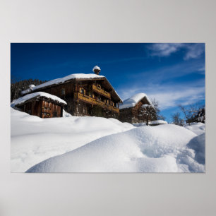 Traditionelle Holzhütten im Schnee Poster