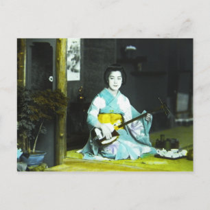 Traditionelle japanische Geisha-Musikerin serviert Postkarte