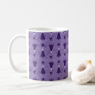 Traditionelle Lila Weihnachtsbäume und Rentiere Kaffeetasse