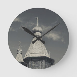 Traditionelle russisch-orthodoxe Holzkirche Runde Wanduhr