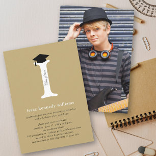 Traditionelle schwarze Graduiertenmütze mit golden Einladung