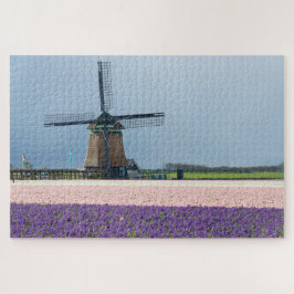 Traditionelle Windmühle mit den rosa und lila Puzzle