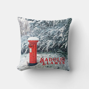 Traditioneller roter Briefkasten und Schnee auf Bä Kissen