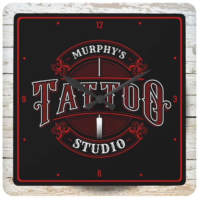 Traditioneller Stil ADD NAME Tattoo Studio Shop Quadratische Wanduhr (Von Creator hochgeladen)