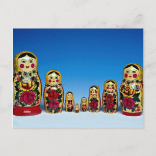 Traditionelles bemaltes russisches Puppenstück-Set Postkarte