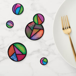 Traditionelles Fenster mit festgehaltenem Glas Konfetti