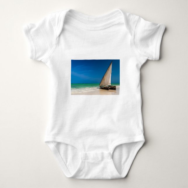 Traditionelles Fischerboot am Strand Baby Strampler (Vorderseite)