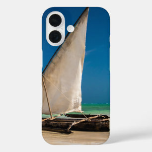 Traditionelles Fischerboot am Strand iPhone 16 Hülle