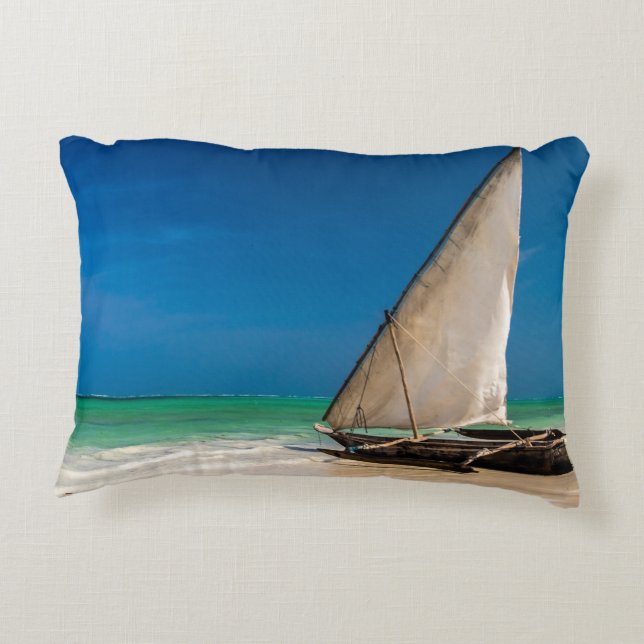 Traditionelles Fischerboot am Strand Dekokissen (Rückseite)