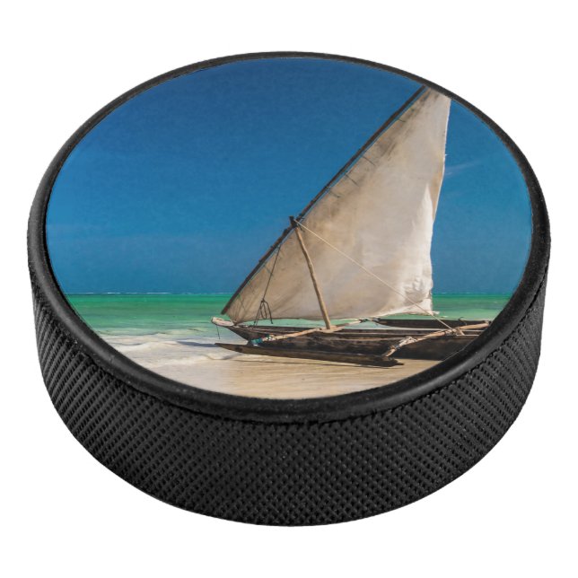 Traditionelles Fischerboot am Strand Eishockey Puck (3/4)