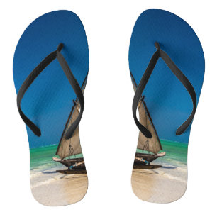 Traditionelles Fischerboot am Strand Flip Flops