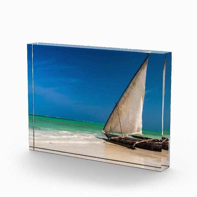 Traditionelles Fischerboot am Strand Fotoblock (Rechts)