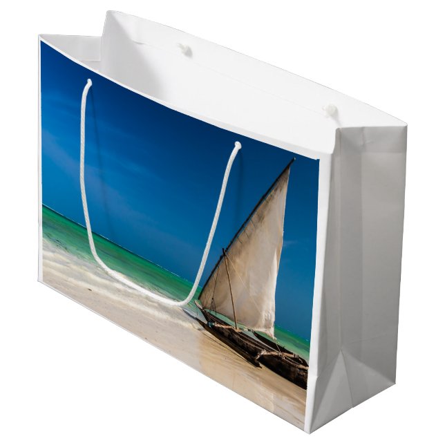 Traditionelles Fischerboot am Strand Große Geschenktüte (Vorderseite Schrägansicht)