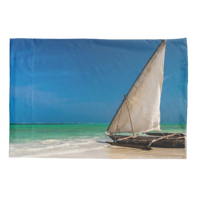 Traditionelles Fischerboot am Strand Kissenbezug (Rückseite)