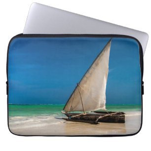 Traditionelles Fischerboot am Strand Laptopschutzhülle