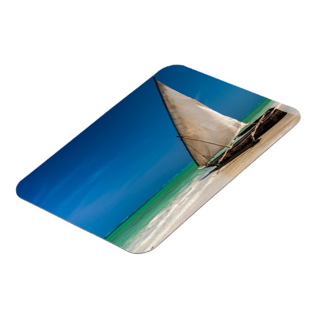 Traditionelles Fischerboot am Strand Magnet (Linke Seite)