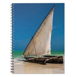 Traditionelles Fischerboot am Strand Notizblock