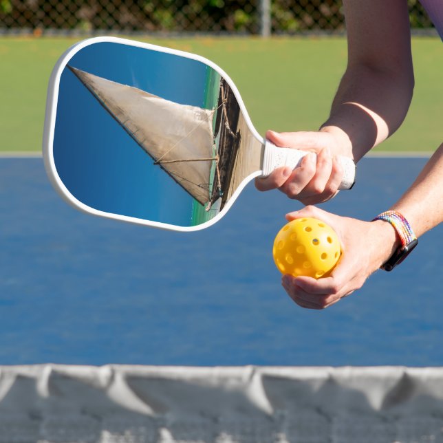 Traditionelles Fischerboot am Strand Pickleball Schläger (InSitu)