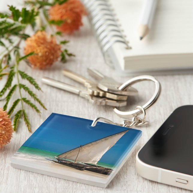 Traditionelles Fischerboot am Strand Schlüsselanhänger (Vorderseite rechts)