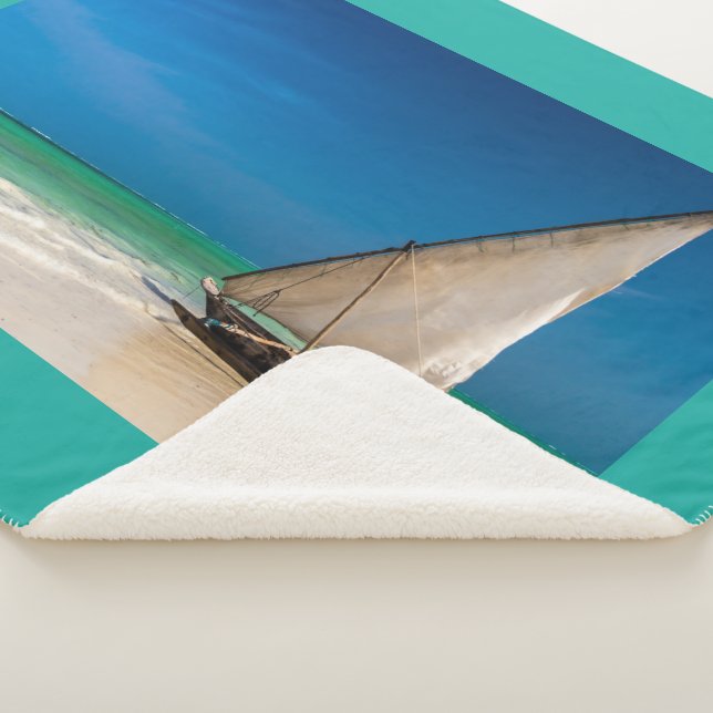 Traditionelles Fischerboot am Strand Sherpadecke (3/4)