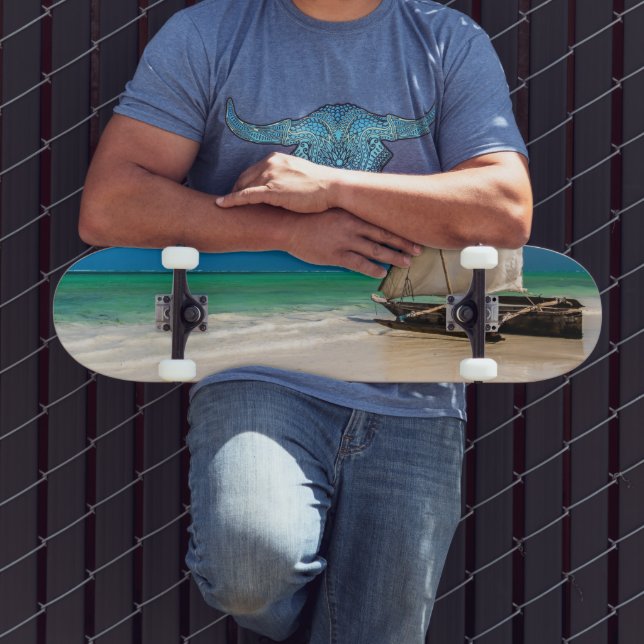 Traditionelles Fischerboot am Strand Skateboard (Außenbereich 3)