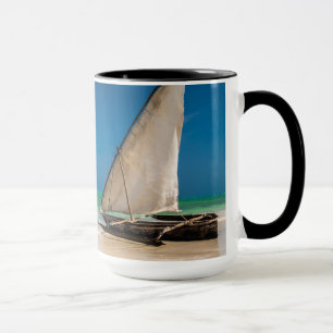 Traditionelles Fischerboot am Strand Tasse