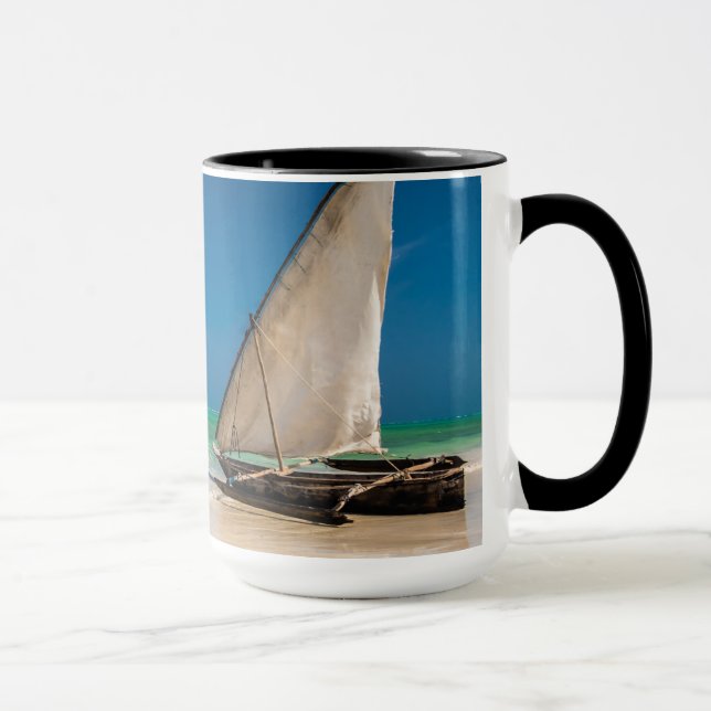 Traditionelles Fischerboot am Strand Tasse (Rechts)
