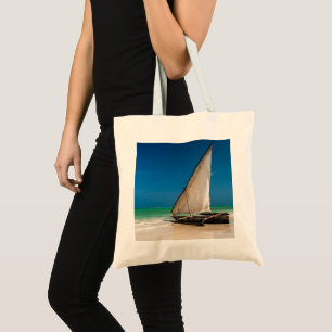 Traditionelles Fischerboot am Strand Tragetasche
